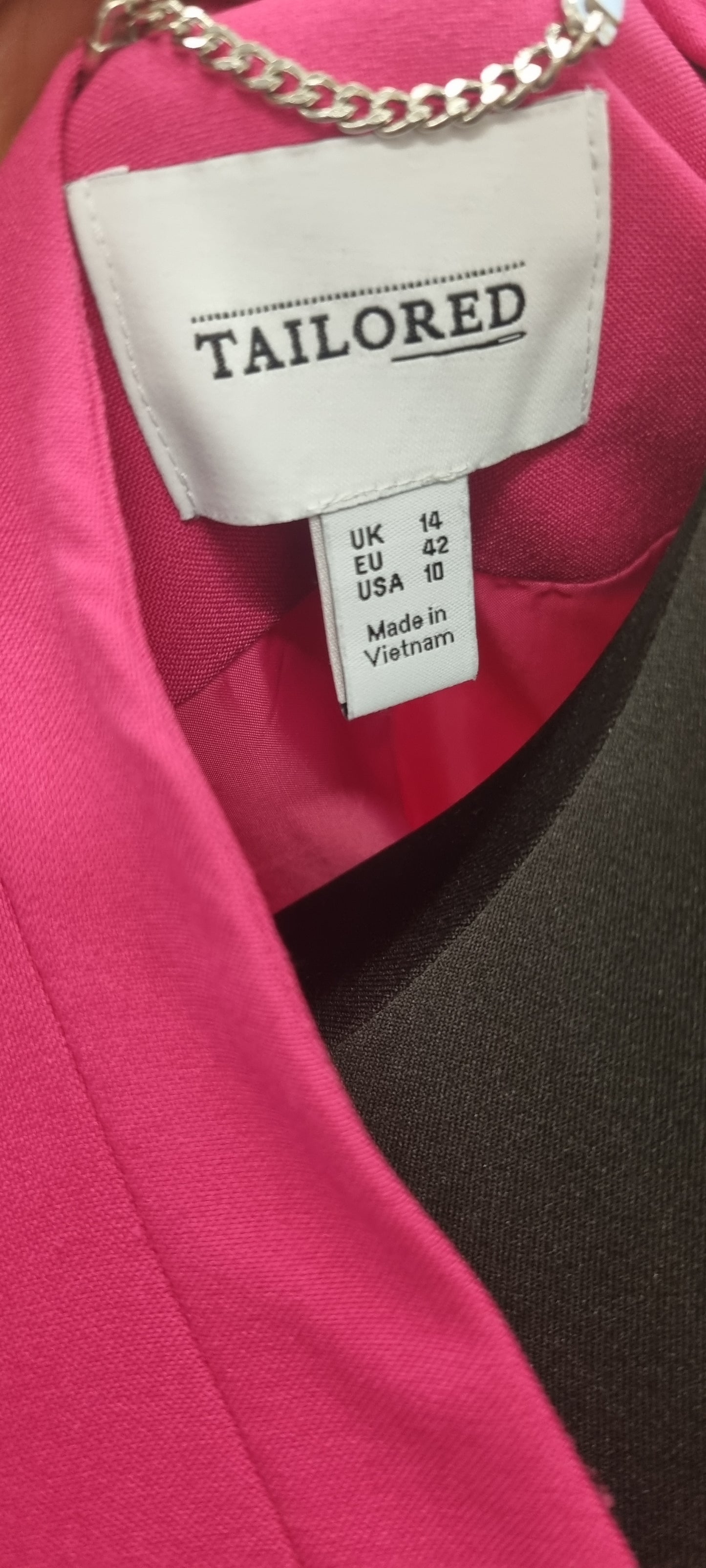 Tailored fuschia pink collarless blazer